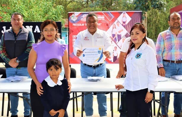 Entregan uniformes gratuitos a estudiantes de Camerino Z. Mendoza