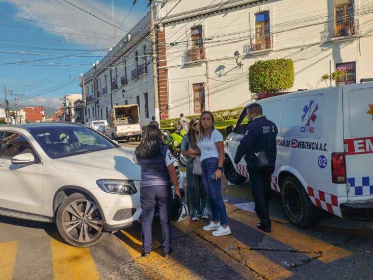 Mujer es arrollada por camioneta en crucero de Bravo y Morelos, en Xalapa