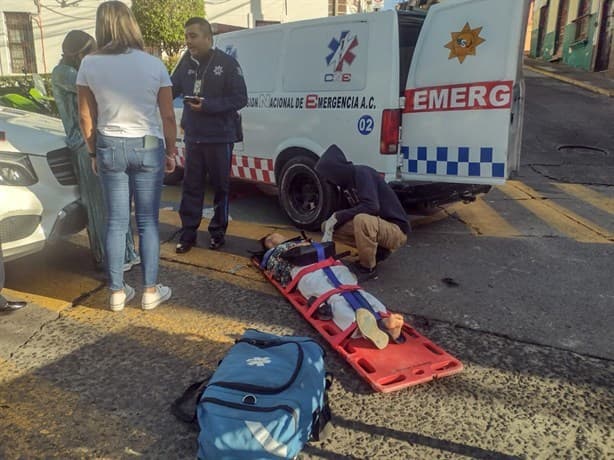 Mujer es arrollada por camioneta en crucero de Bravo y Morelos, en Xalapa