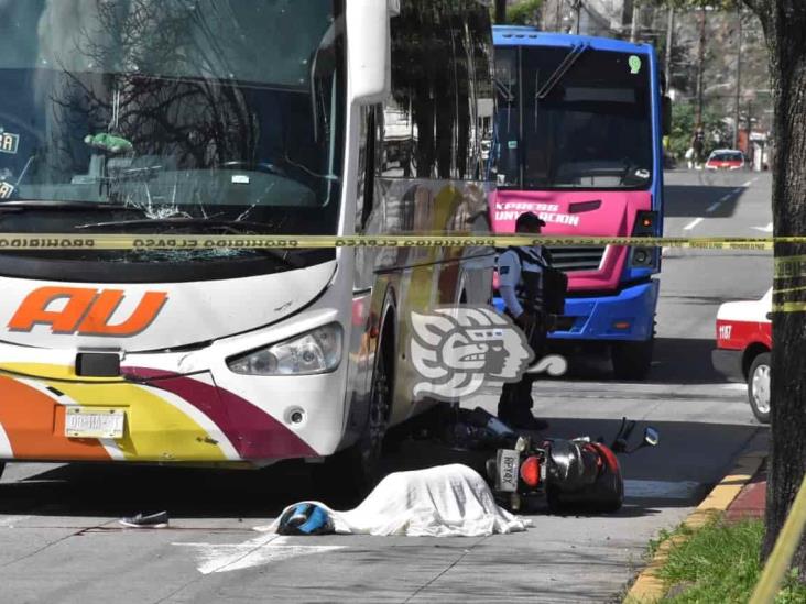 Mujer muere en colisión de moto y autobús en Orizaba