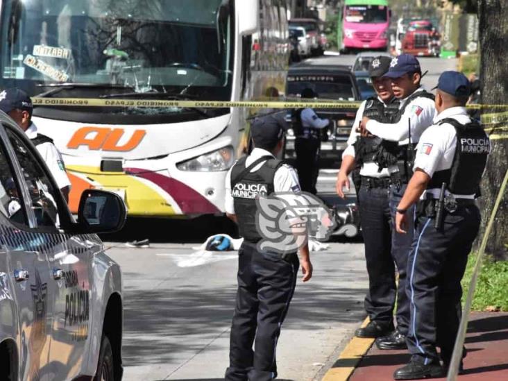 Mujer muere en colisión de moto y autobús en Orizaba