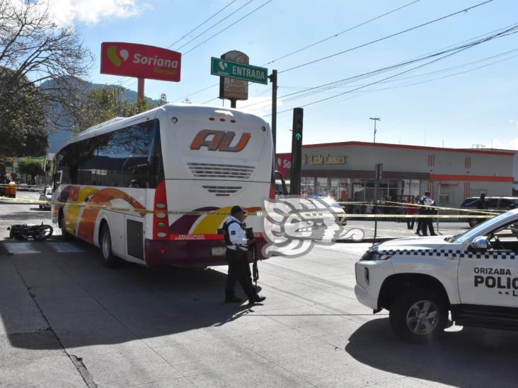 Mujer muere en colisión de moto y autobús en Orizaba