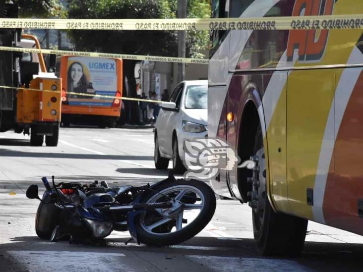 Mujer muere en colisión de moto y autobús en Orizaba