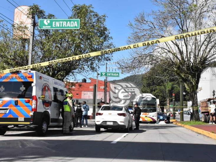 Mujer muere en colisión de moto y autobús en Orizaba