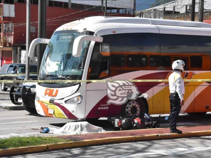 Mujer muere en colisión de moto y autobús en Orizaba