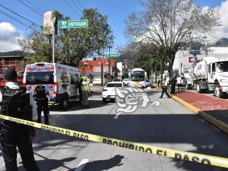 Mujer muere en colisión de moto y autobús en Orizaba