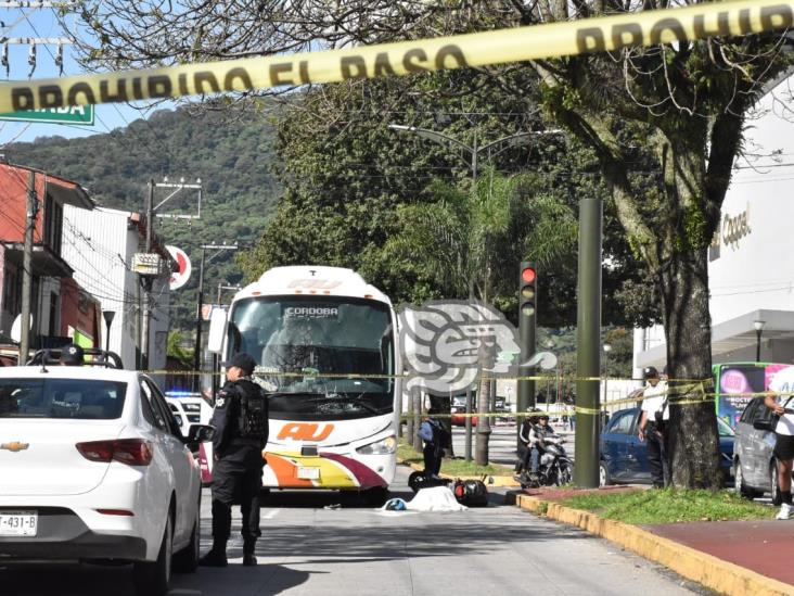 Mujer muere en colisión de moto y autobús en Orizaba