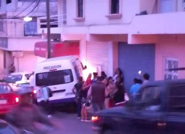 Combi choca contra poste en calles de Xalapa; pasajeros resultan lesionados