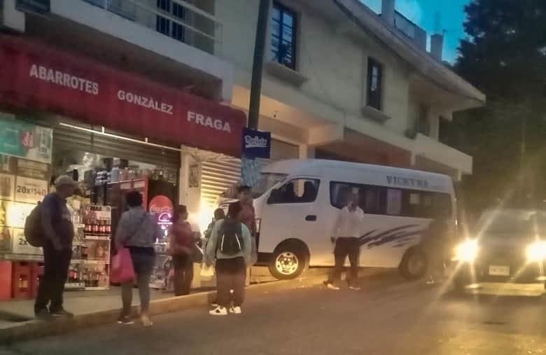 Combi choca contra poste en calles de Xalapa; pasajeros resultan lesionados
