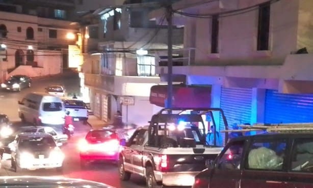 Combi choca contra poste en calles de Xalapa; pasajeros resultan lesionados