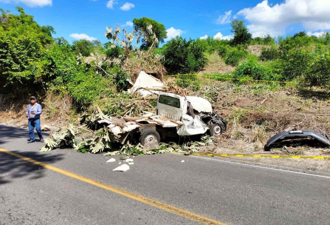 Muere conductor en volcadura de camioneta en carretera de Cotaxtla