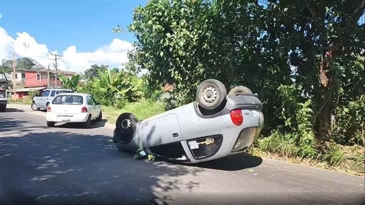 Auto termina volcado en la carretera de Tlapacoyan con San José