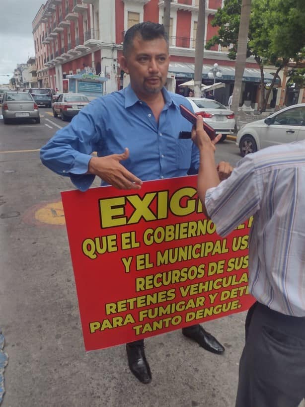Automovilista protesta contra retenes en Veracruz; pide que el dinero vaya destinado a este rubro