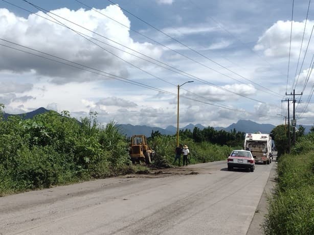 Camión de carga se queda sin frenos y termina volcado en Ixhuatlancillo