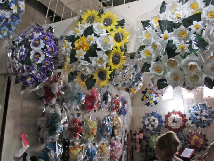 Día de Muertos: Alistan venta de coronas y cruces de flores en Misantla