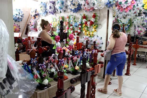 Día de Muertos: Alistan venta de coronas y cruces de flores en Misantla