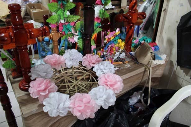 Día de Muertos: Alistan venta de coronas y cruces de flores en Misantla