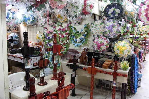 Día de Muertos: Alistan venta de coronas y cruces de flores en Misantla