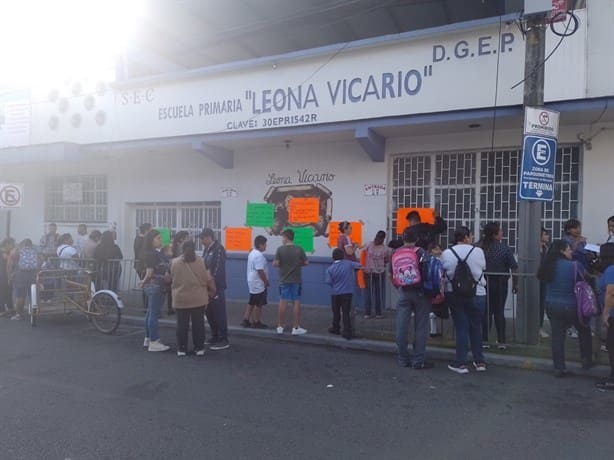 Toman escuela de Orizaba en exigencia de sustitución del director (+Video)