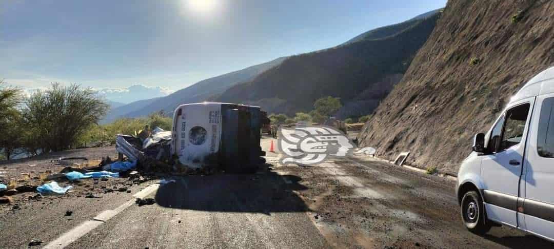 Autobús vuelca y deja 18 migrantes muertos y 36 heridos en la Oaxaca-Puebla