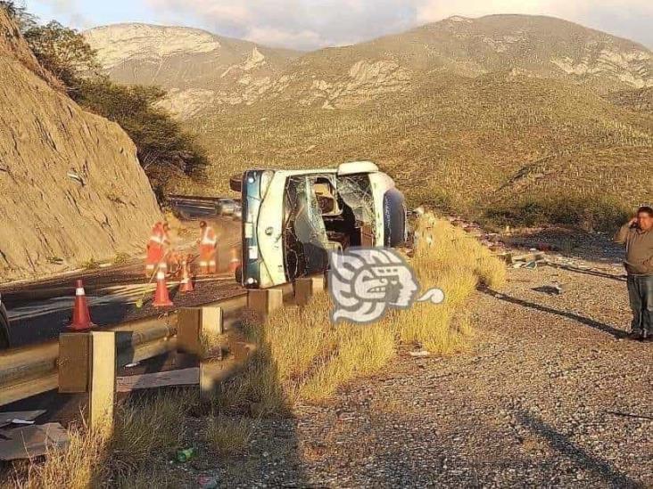 Autobús vuelca y deja 18 migrantes muertos y 36 heridos en la Oaxaca-Puebla