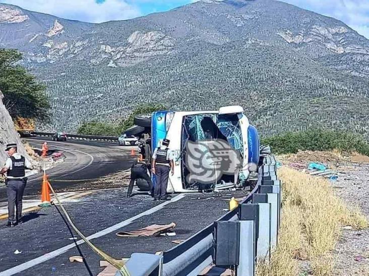 Autobús vuelca y deja 18 migrantes muertos y 36 heridos en la Oaxaca-Puebla