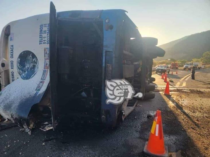 Autobús vuelca y deja 18 migrantes muertos y 36 heridos en la Oaxaca-Puebla