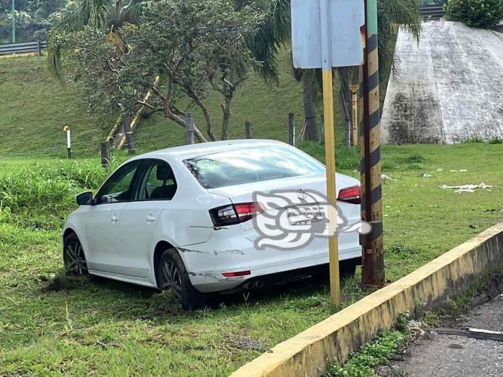 Automóvil pierde el control y se sale de autopista Ciudad Mendoza- Orizaba