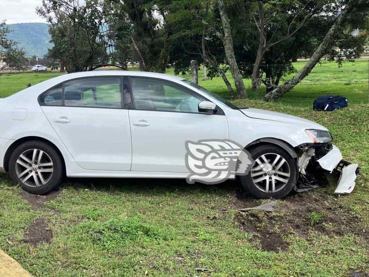 Automóvil pierde el control y se sale de autopista Ciudad Mendoza- Orizaba