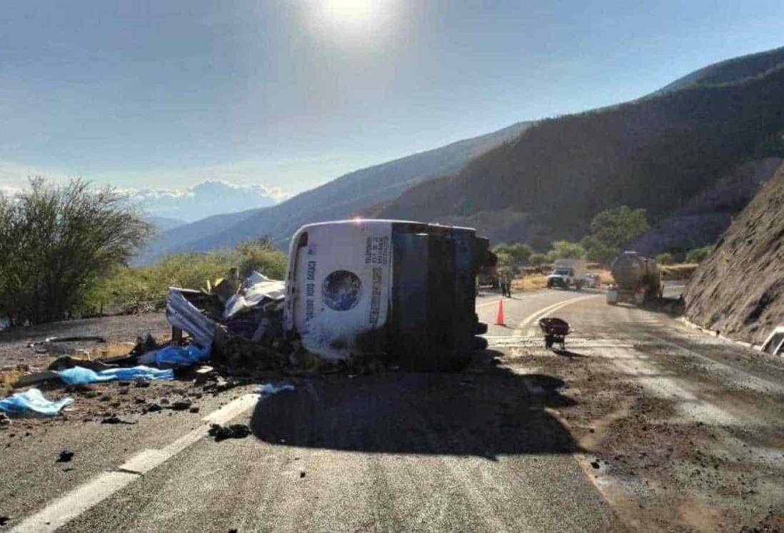 Vuelca autobús con migrantes en Oaxaca-Puebla; hay 18 muertos y 36 lesionados