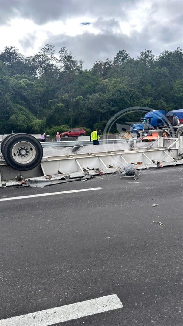 Tráiler sin frenos vuelca en libramiento de Xalapa; 3 heridos