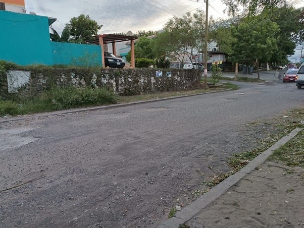 Con baches, así lucen las olvidadas calles del Infonavit Buenavista, en Veracruz