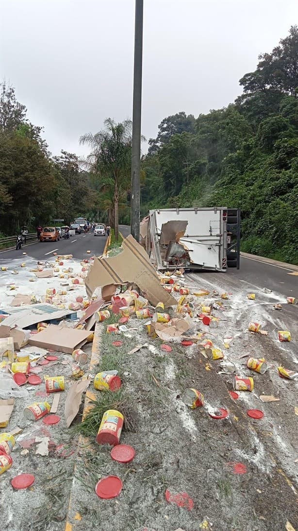 Cerrado bulevar Xalapa- Coatepec por volcadura de tráiler con leche en polvo