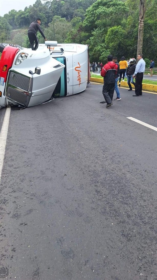 Cerrado bulevar Xalapa- Coatepec por volcadura de tráiler con leche en polvo