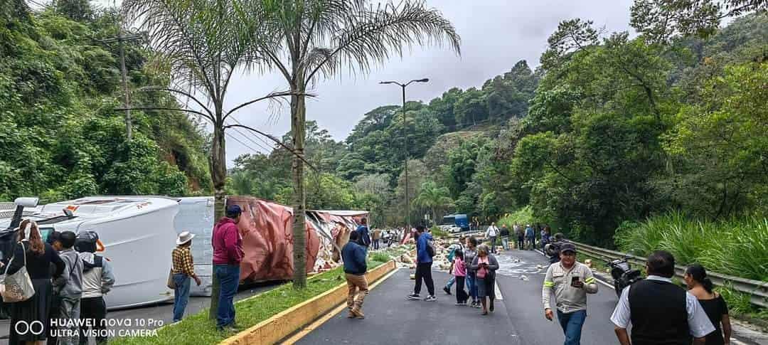 Cerrado bulevar Xalapa- Coatepec por volcadura de tráiler con leche en polvo