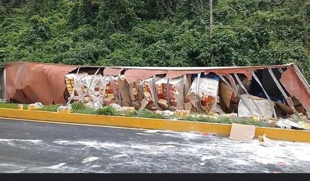 Cerrado bulevar Xalapa- Coatepec por volcadura de tráiler con leche en polvo