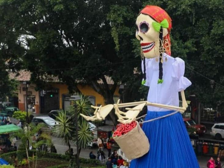 Coatepec alista su segunda Catrina monumental; mide 10 metros