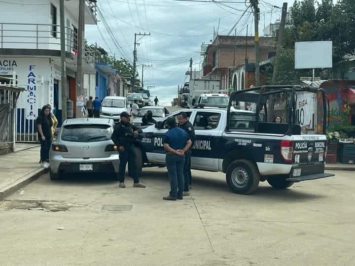 Patrulla de la Policía Municipal de Xalapa choca contra auto estacionado