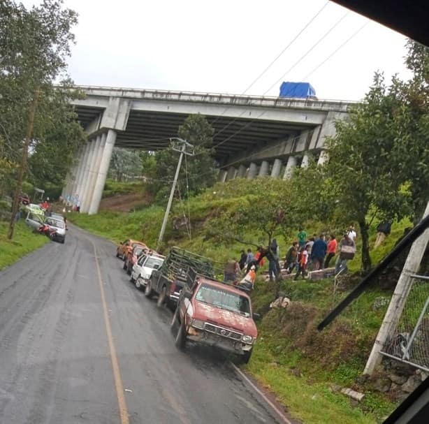 Tráiler cargado de abarrotes es saqueado por pobladores de El Fresno