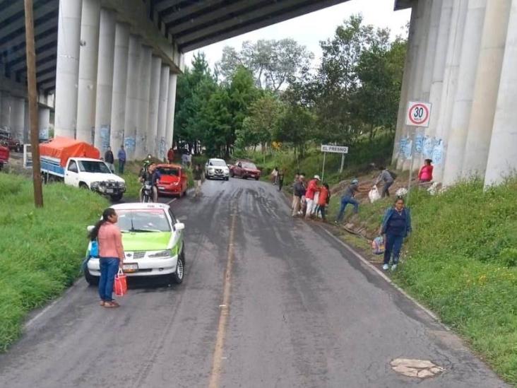 Tráiler cargado de abarrotes es saqueado por pobladores de El Fresno