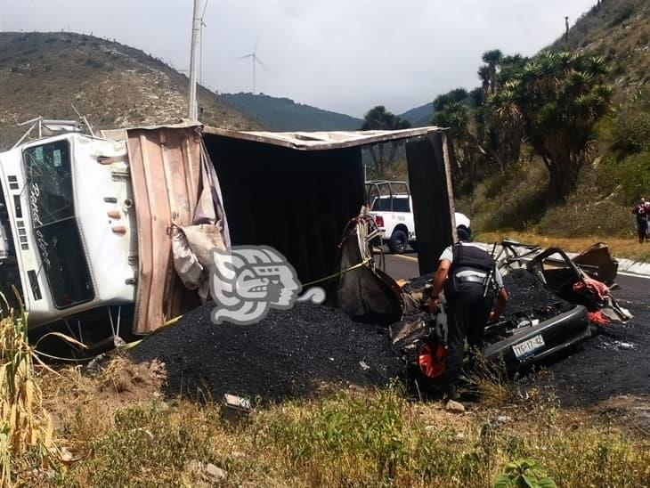 Vuelca familia en la carretera federal Tehuacán- Orizaba; un fallecido