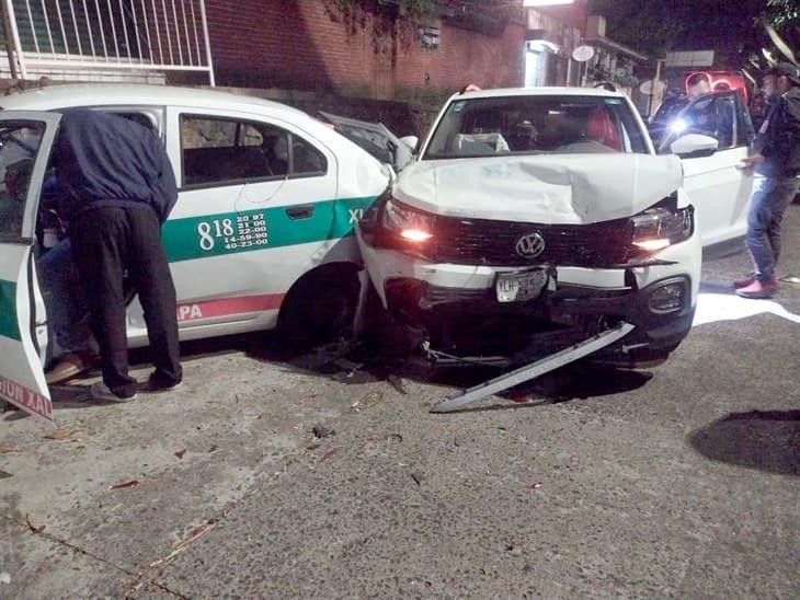 Automovilista choca contra un taxi en Xalapa