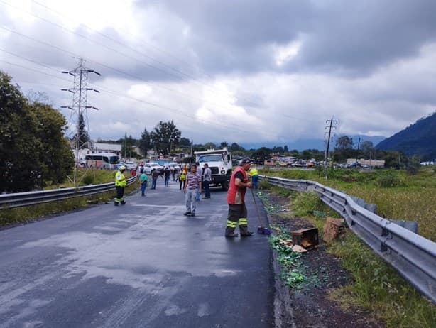 Tráiler cargado de cerveza tira caguamas en la Orizaba-Puebla; rapiñeros las roban