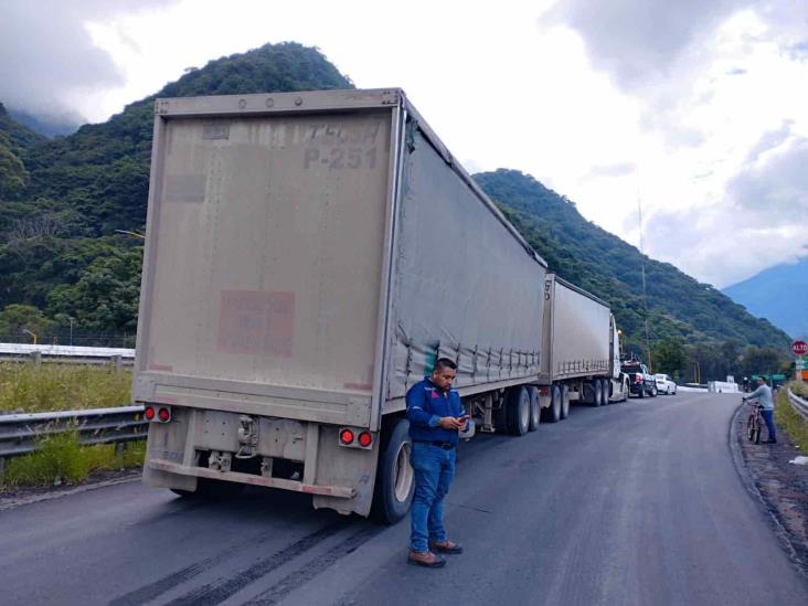 Tráiler cargado de cerveza tira caguamas en la Orizaba-Puebla; rapiñeros las roban