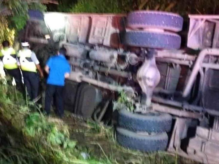 Vuelca autobús en Minatitlán; PC estatal confirma 35 pasajeros lesionados