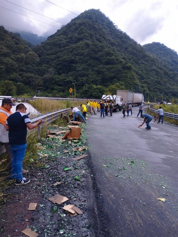 Tráiler cargado de cerveza tira caguamas en la Orizaba-Puebla; rapiñeros las roban