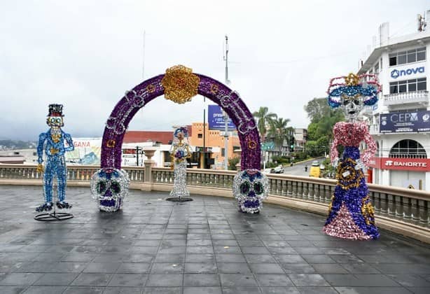 Catrinas y catrines ‘visitan’ el Parque Juárez de Xalapa