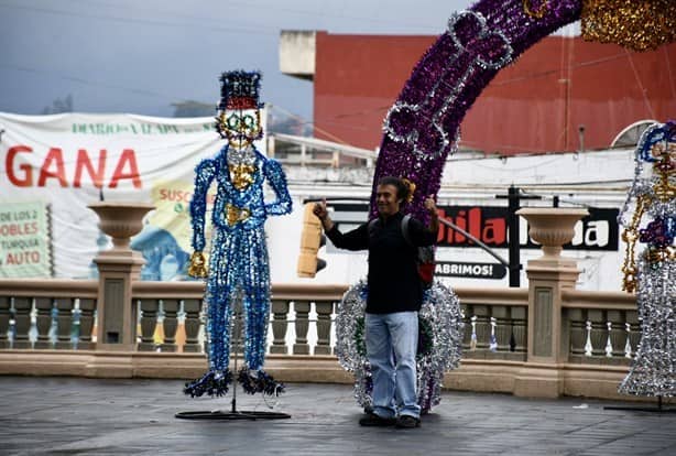 Catrinas y catrines ‘visitan’ el Parque Juárez de Xalapa