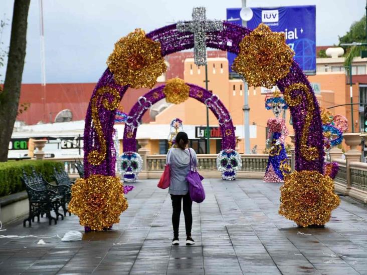 Catrinas y catrines ‘visitan’ el Parque Juárez de Xalapa