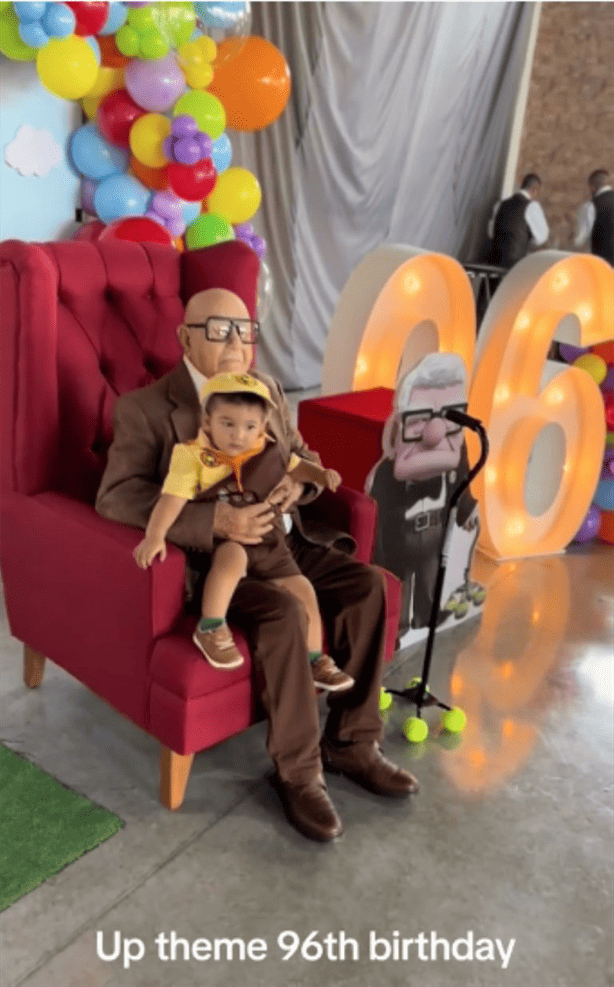 Abuelito hace fiesta de Up, con su esposa fallecida ¡Y derrite las redes! (+Video)